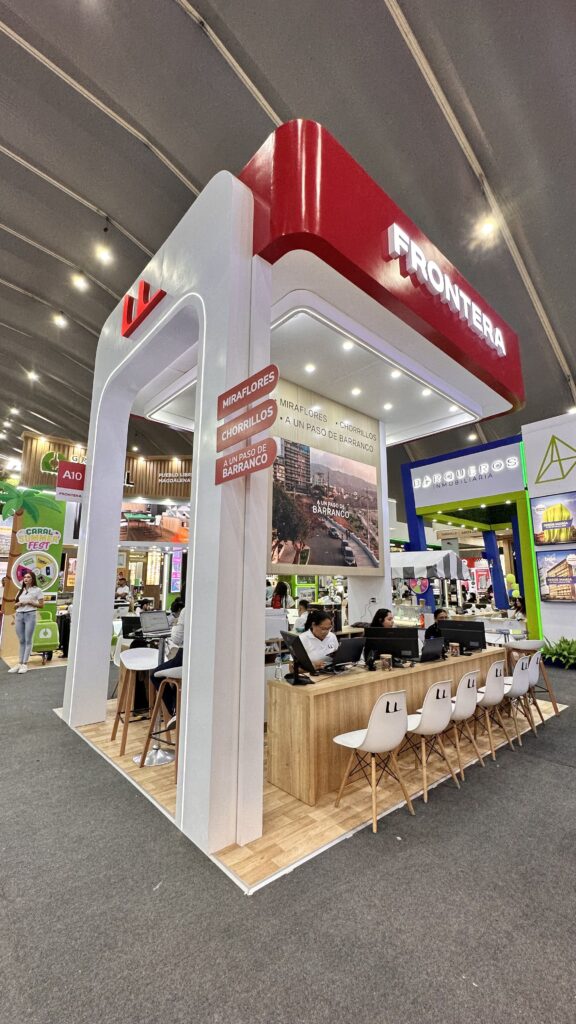Stand de Frontera en una feria inmobiliaria.