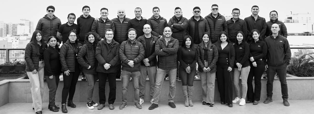 Equipo de Frontera Inmobiliaria, expertos en Departamentos en Venta en Lima, posando en una terraza urbana.
